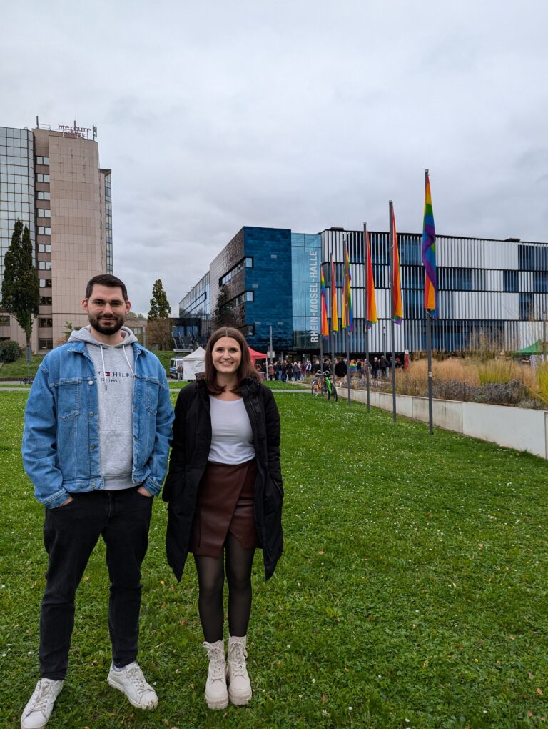 Grüne Koblenz freuen sich über schnelle Umsetzung ihres Vorschlags, den Vorplatz der Rhein-Mosel-Halle bunt zu beflaggen 