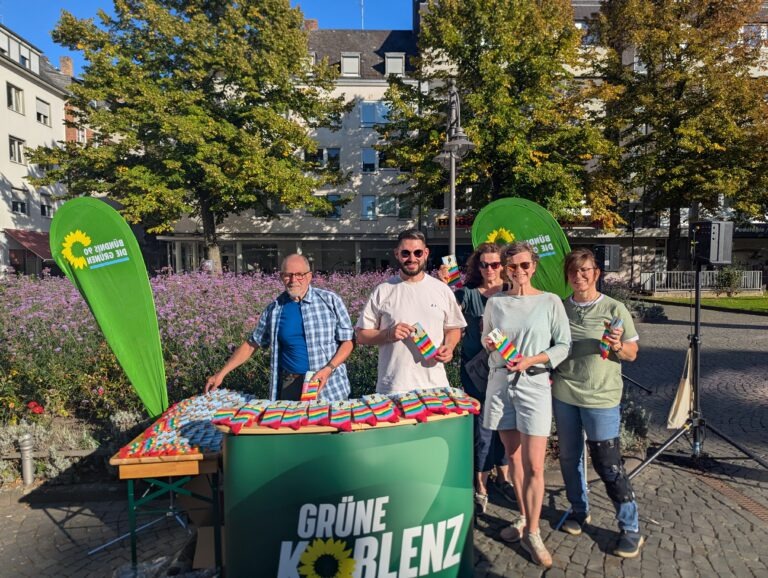 Grüne Koblenz: Regenbogensocken als starkes Zeichen für Vielfalt und Demokratie verteilt 